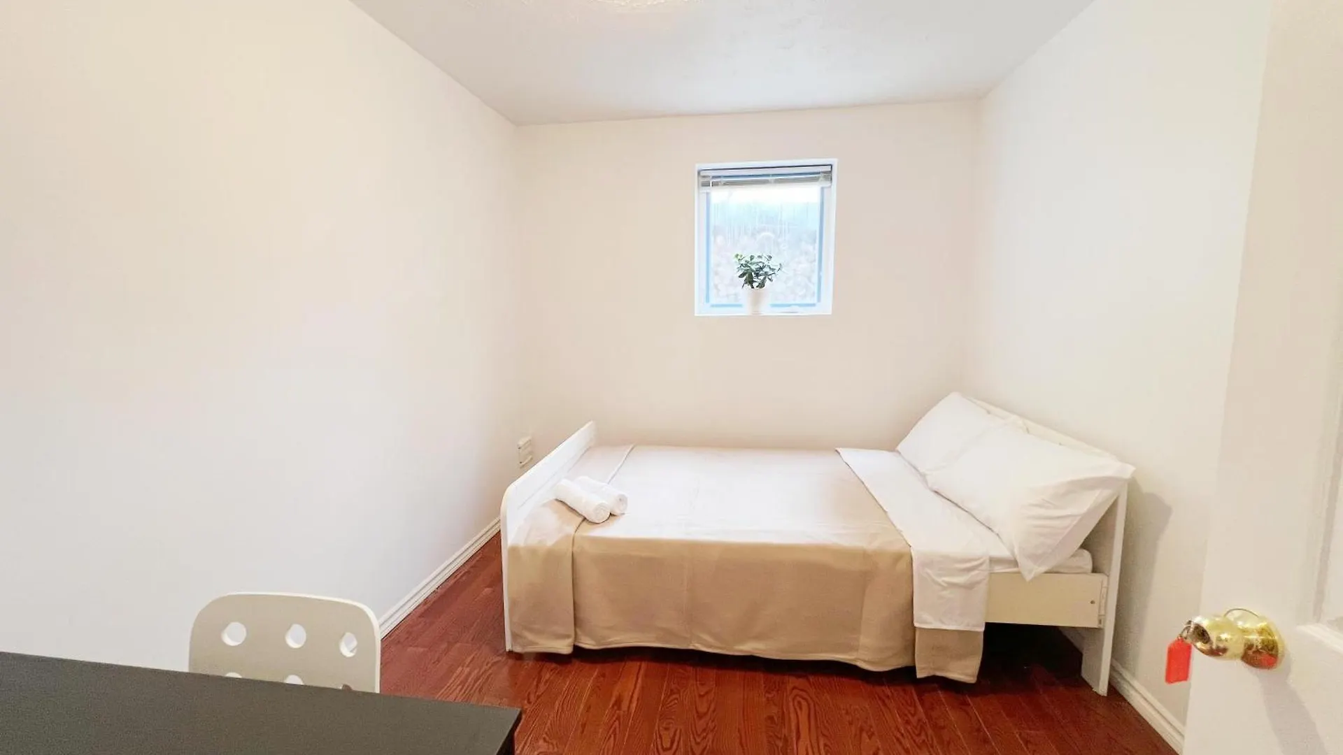 Vihome-34- Double Bed Room Near Finch And 404 Bsmt Toronto Canada